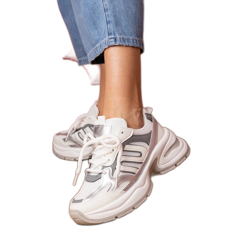 Sneaker sportive bianche con suola massiccia bianca