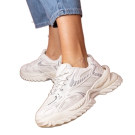Sneaker sportive bianche su una suola elegante bianco