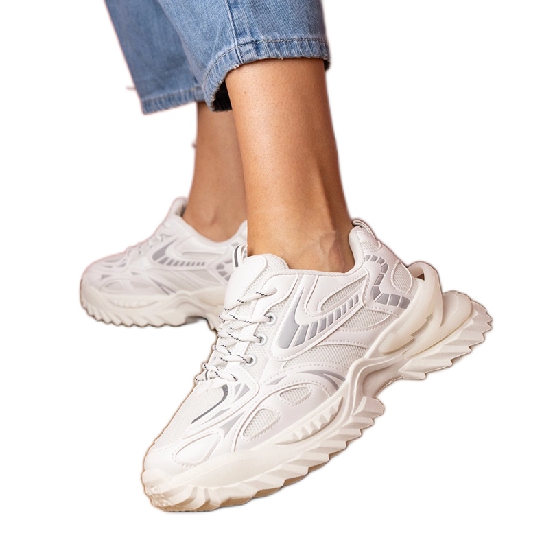 Sneaker sportive bianche su una suola elegante bianca