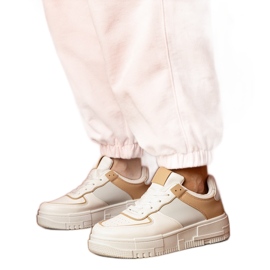 Sneaker sportivi bianchi e beige su platfotm