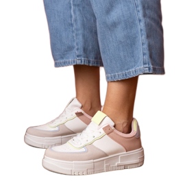 Sneaker sportivi bianchi e grigi su platfotm grigio