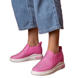 Sneaker da donna rosa con zirconi su un cuneo nascosto