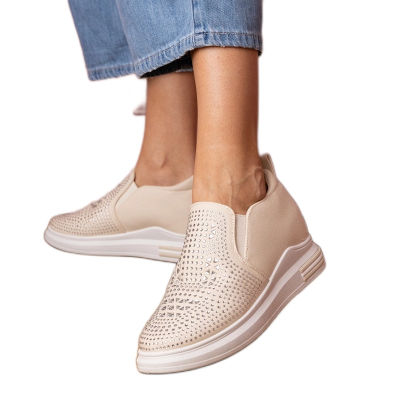 Sneaker da donna beige con zirconi su un cuneo nascosto