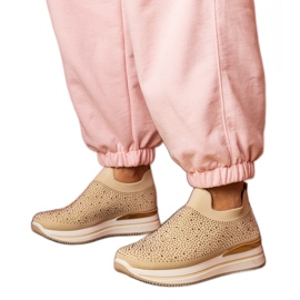 Sneaker da donna beige sulla piattaforma con zirconi