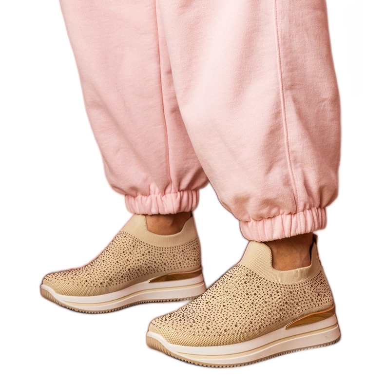 Sneaker da donna beige sulla piattaforma con zirconi