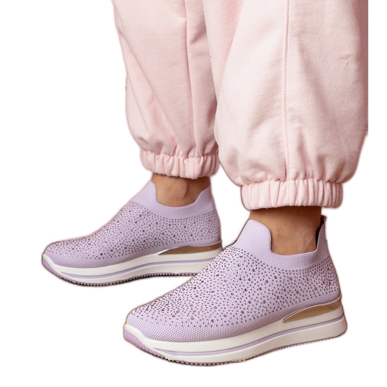 Sneaker da donna viola sulla piattaforma con zirconi