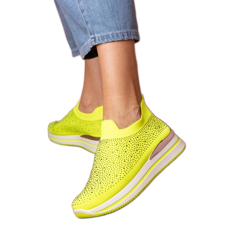 Sneaker neon gialle sulla piattaforma con zirconi giallo