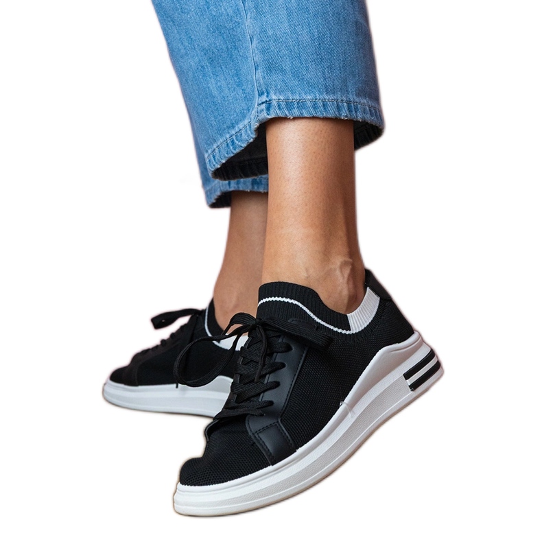 Sneaker da donna nera sulla piattaforma con lacci nero