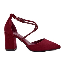 Pompe con dita appuntite e cinghie di bordeautiche decorate rosso