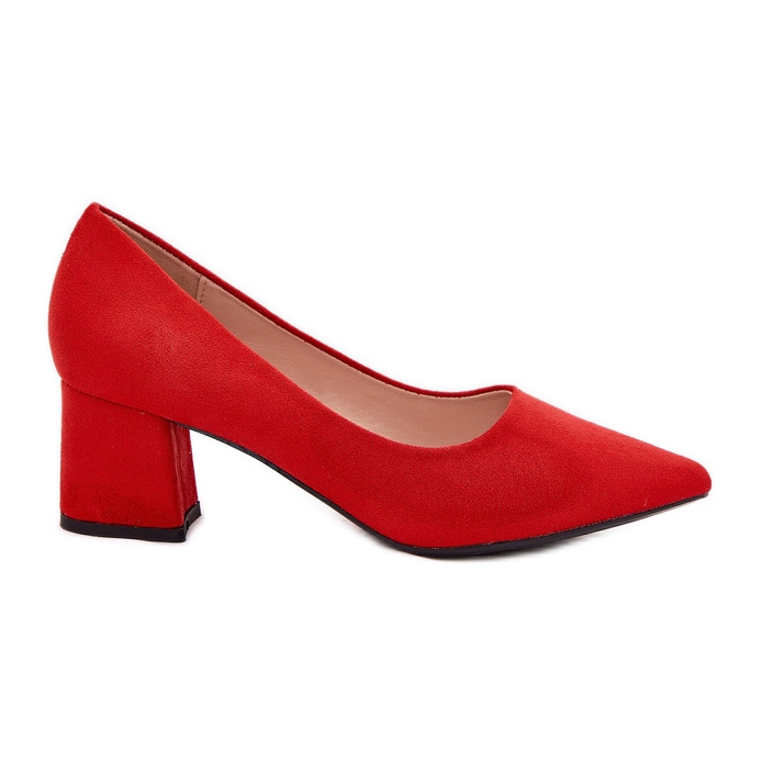 Pompe da donna con le dita dei piedi sul palo rosso
