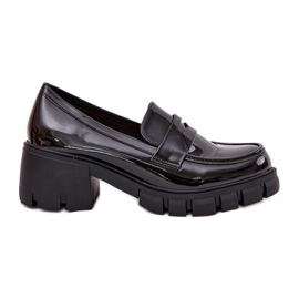Scarpe da donna dipinte su un enorme tacco nero