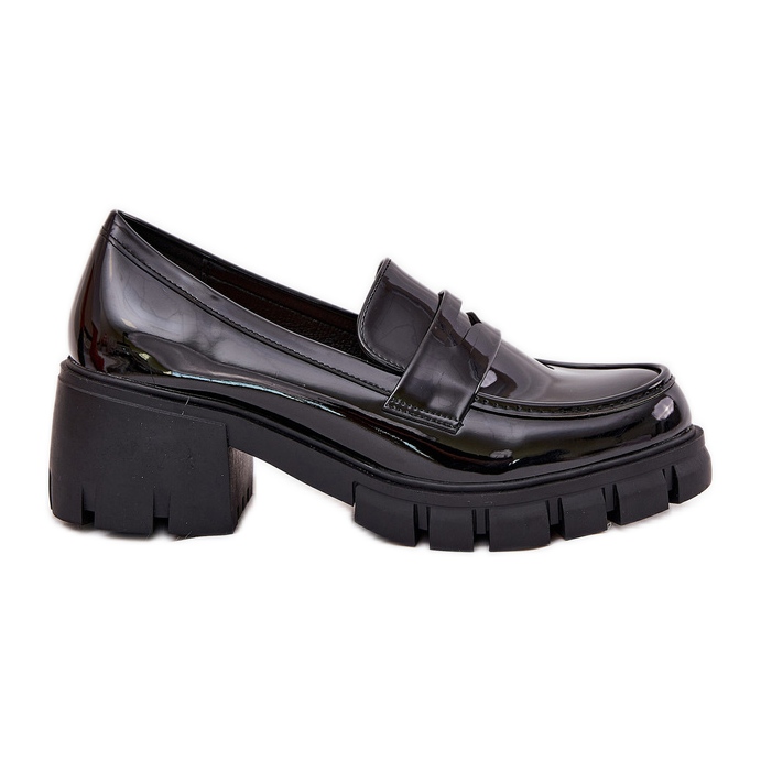 Scarpe da donna dipinte su un enorme tacco nero