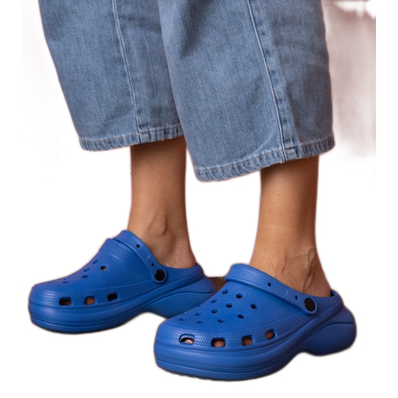 Blu costruiti -up infradito sulla piattaforma