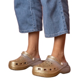 Flip-flop costruiti con oro-silver sulla piattaforma argento