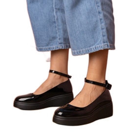 Scarpe nere verniciate sulla piattaforma nero