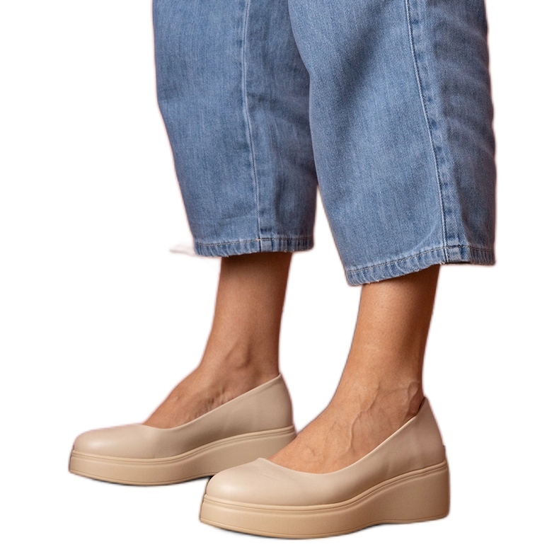 Scarpe beige sulla piattaforma ecologica