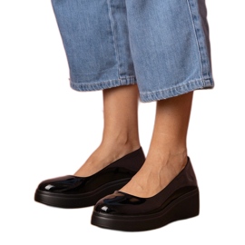 Scarpe nere verniciate sulla piattaforma nero