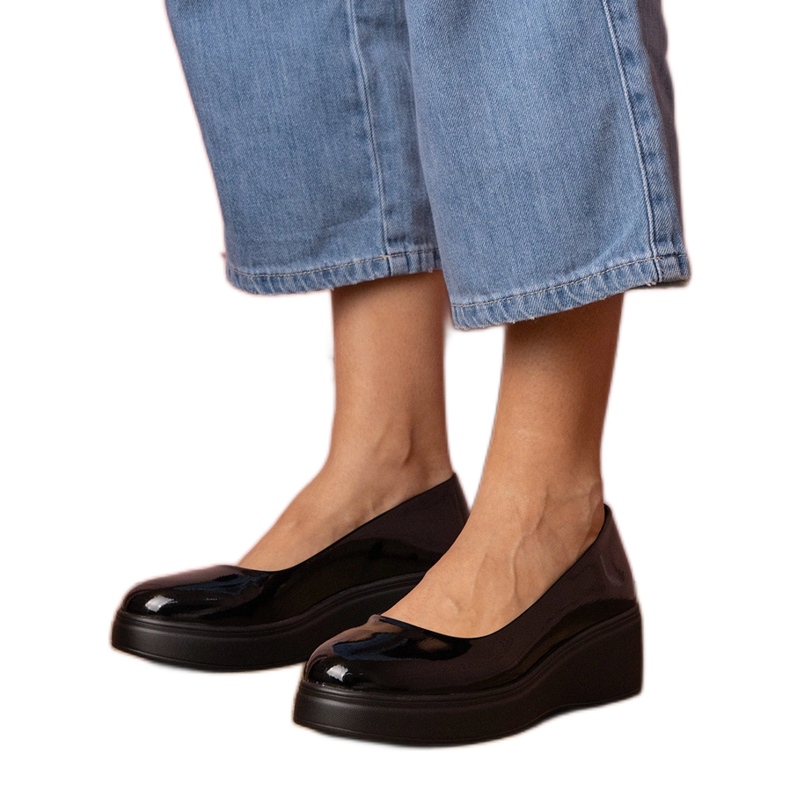 Scarpe nere verniciate sulla piattaforma nero