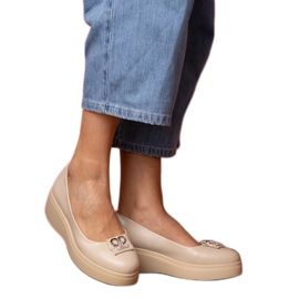 Scarpe beige sulla piattaforma con una decorazione di zircone