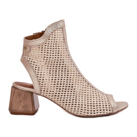 Teli alti in pelle femminile con un tallone Maciejka aperto 06899-25 Golden-Beige