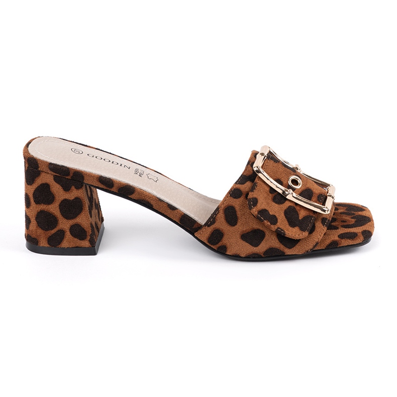 Goodin Tweed Flip Flops su un pistone leopardo marrone