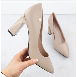 Pompe da donna su un post decorativo beige vinceza 62221