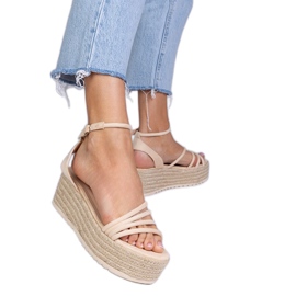 Beige espadrilles sulla piattaforma