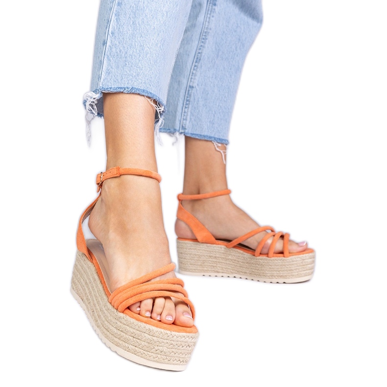 Orange espadrilles sulla piattaforma arancia