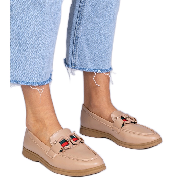 Mocassine beige con eco -piombo con un ornamento