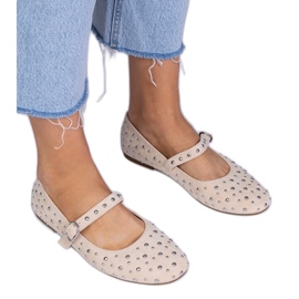 Ballerine beige con borchie e fibbie