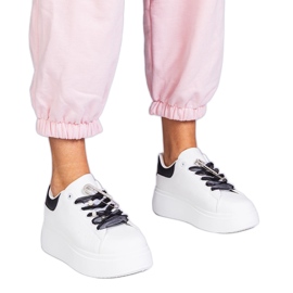 Sneaker bianche con un inserto nero e un perno di zircone bianco