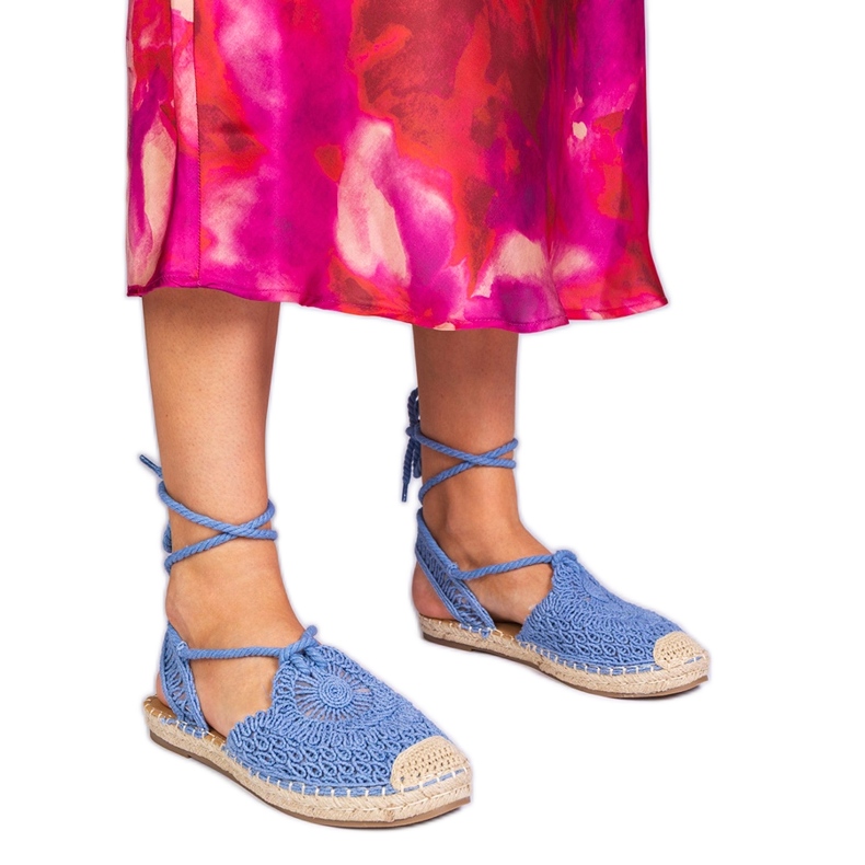 Sandali blu a ruote piatte e sandali blu