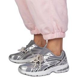 Sneaker d'argento con decorazioni staccabili