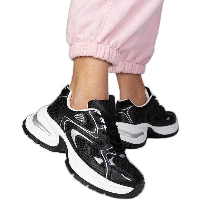 Sneaker sportive nere su una suola spessa nero