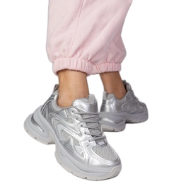 Sneaker sportivi d'argento su una suola spessa