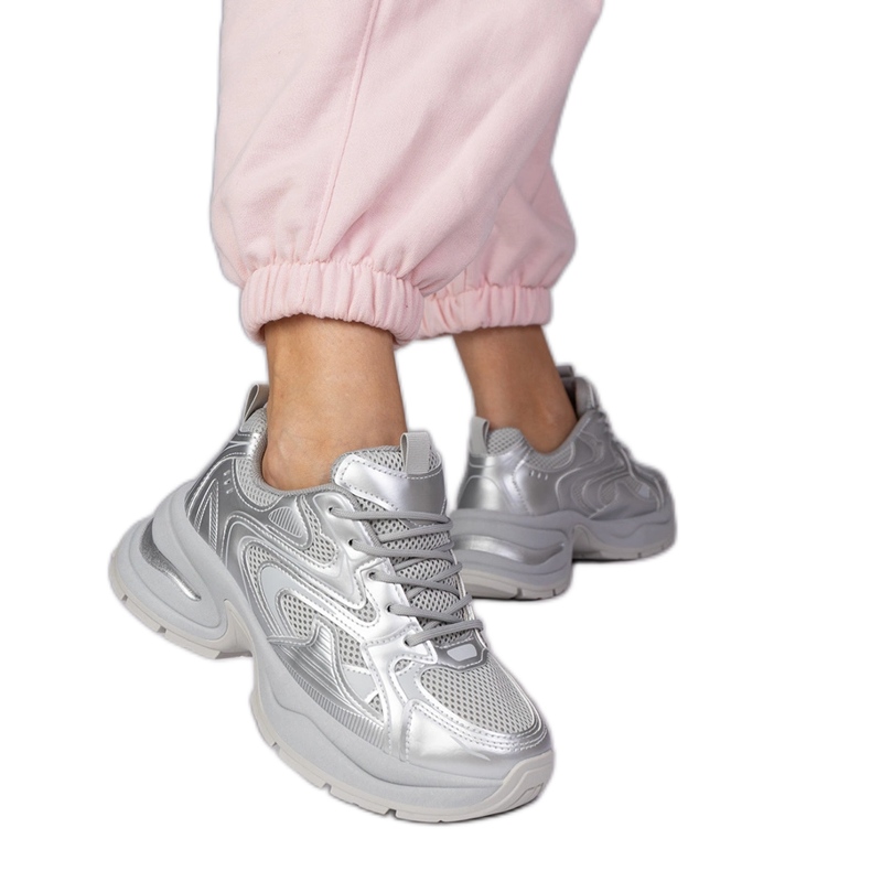 Sneaker sportivi d'argento su una suola spessa