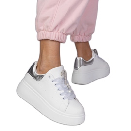 Sneaker bianche con un inserto d'argento e un perno con zirconi bianca