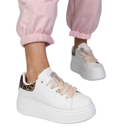 Sneaker bianche con un inserto leopardo e un perno di zircone bianco