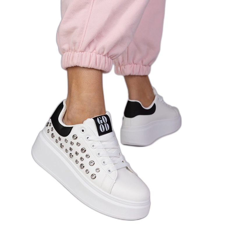 Sneaker bianche con inserto nero e borchie bianca