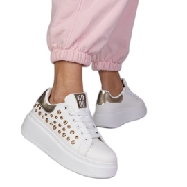 Sneaker bianche con inserto e borchie dorate bianco