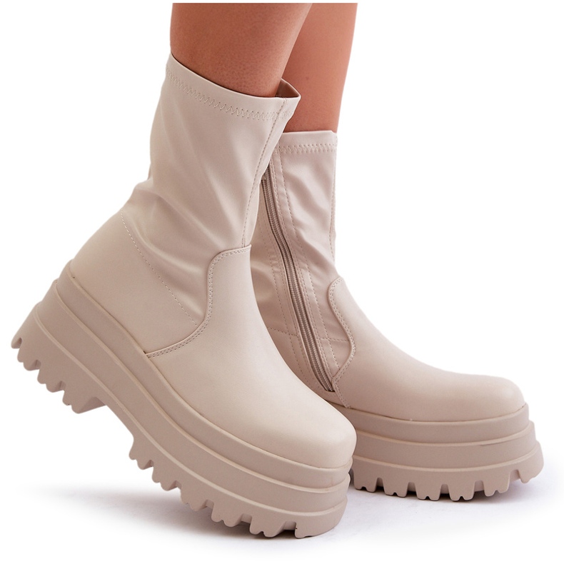 Stivaletti beige chiaro su una piattaforma massiccia