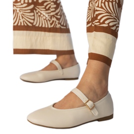 Ballerine femminili beige con una fibbia