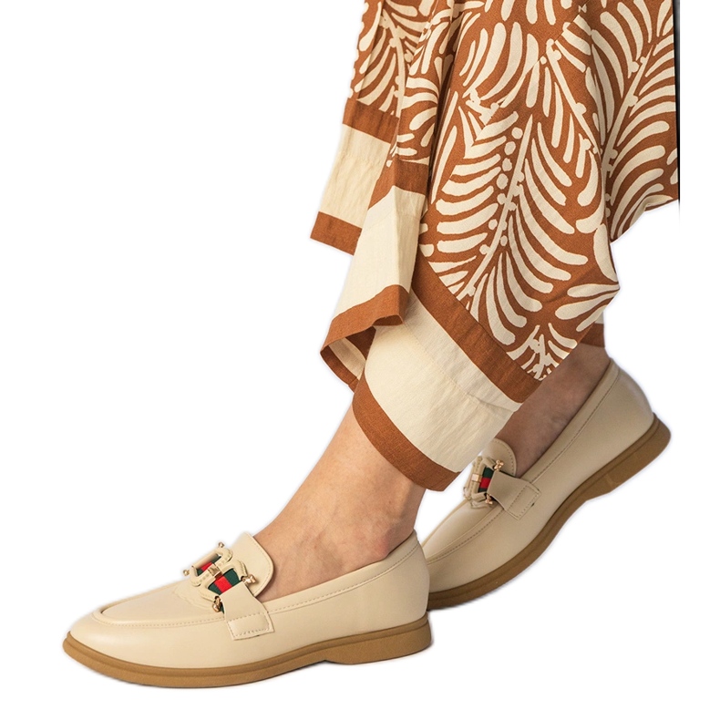 Cremosi mocassini ecologici con un ornamento beige