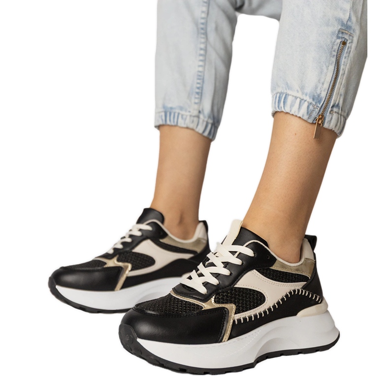 Sneaker sportive nere con un inserto intrecciato nero