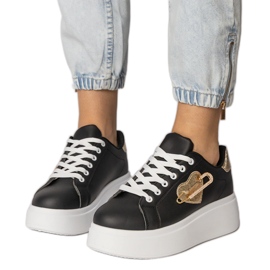 Sneaker nere con il cuore e la spilla di sicurezza lerisol nero