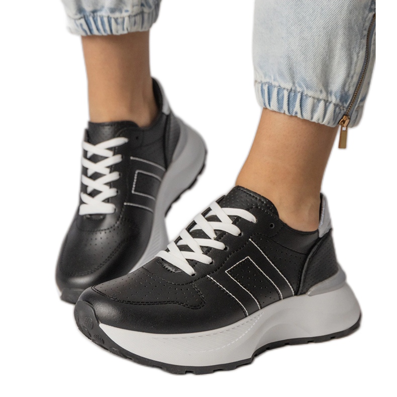 Sneaker sportive nere con un inserto d'argento nero