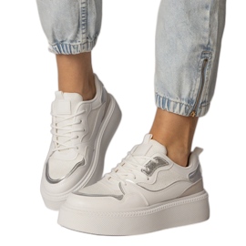 Sneaker bianche con un inserto per materiale bianco