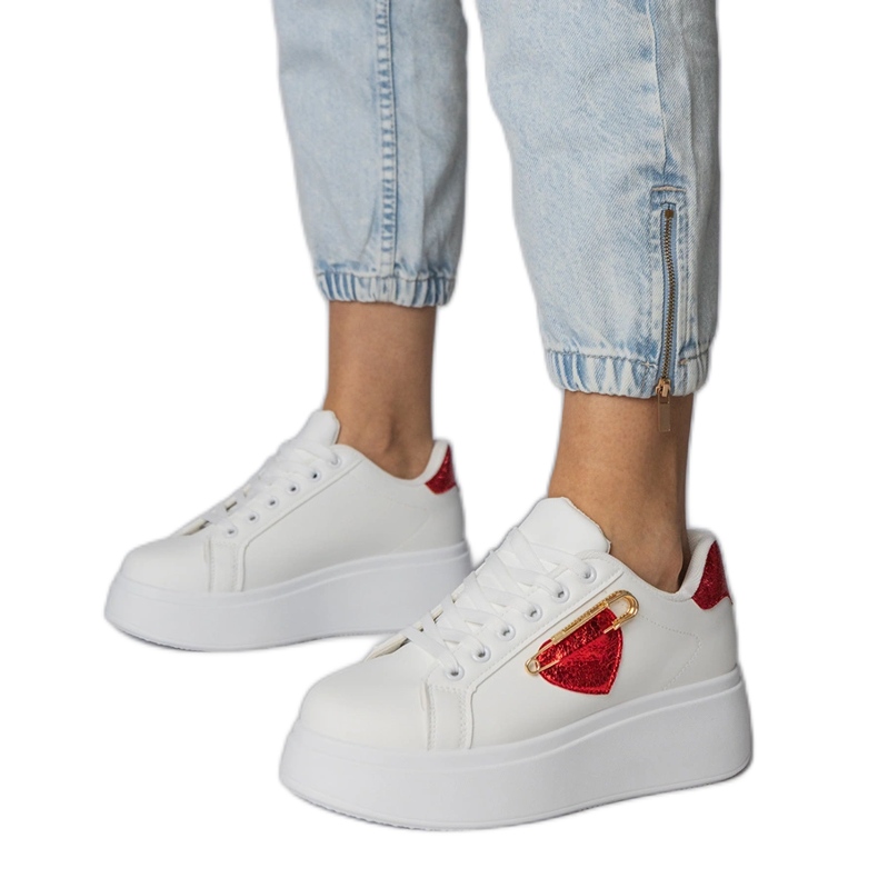 Sneaker bianche con un cuore rosso bianca