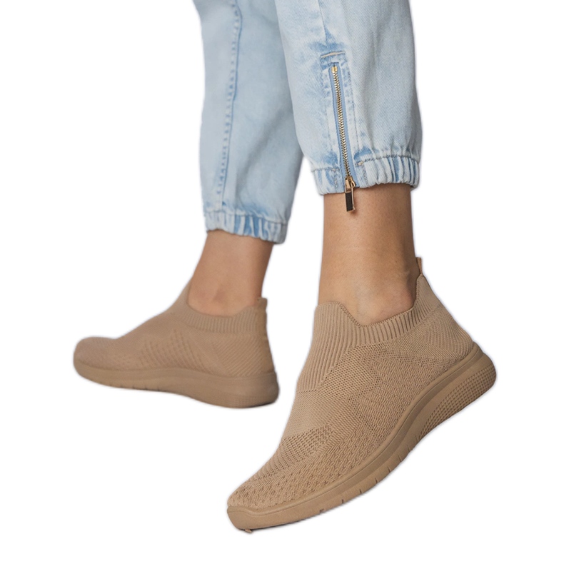 Sneaker sportive beige con una tomaia di socking