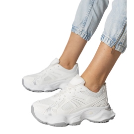 Sneaker sportive bianche con suola massiccia bianca